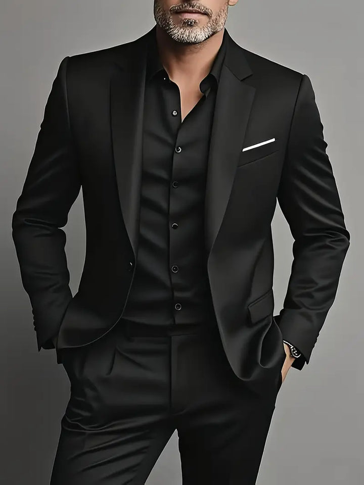 Rückansicht eines stilvollen, modernen Herren Slim Fit Anzugs, der die elegante Passform für den Frühling betont.