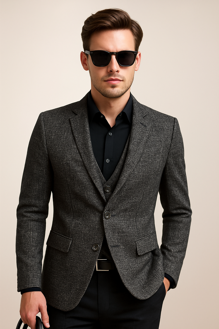 Moderner Mann trägt stilvolle Slim Fit Blazerjacke; vielseitig für Business und Freizeit im Frühling.