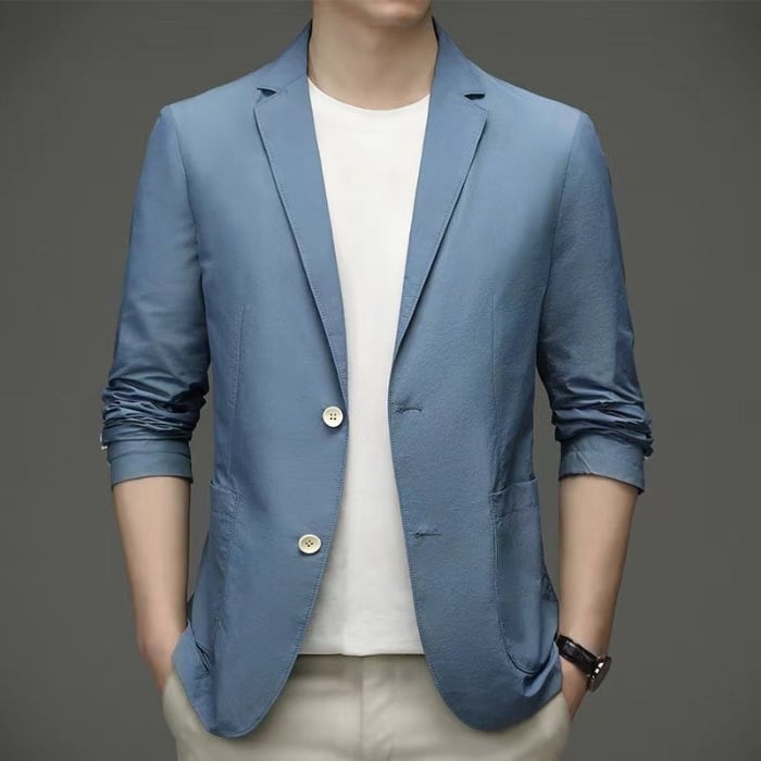 Nahaufnahme des modernen Herren Slim Fit Sakkos, zeigt hochwertige Stoffstruktur und Details des Ganzjahres Blazers.
