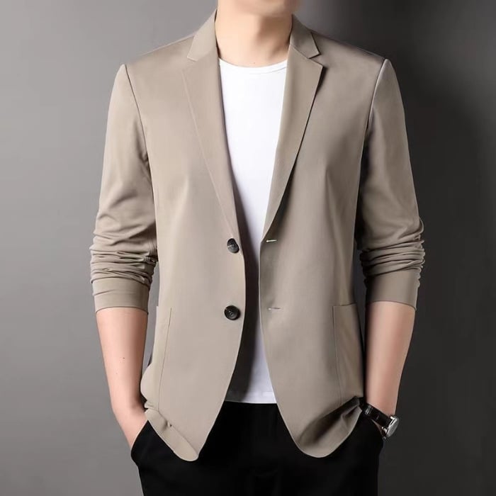 Mann trägt stilvollen Slim Fit Business-Blazer, ideal für elegante Herrenmode, Anzugjacke für Büro oder Freizeit.
