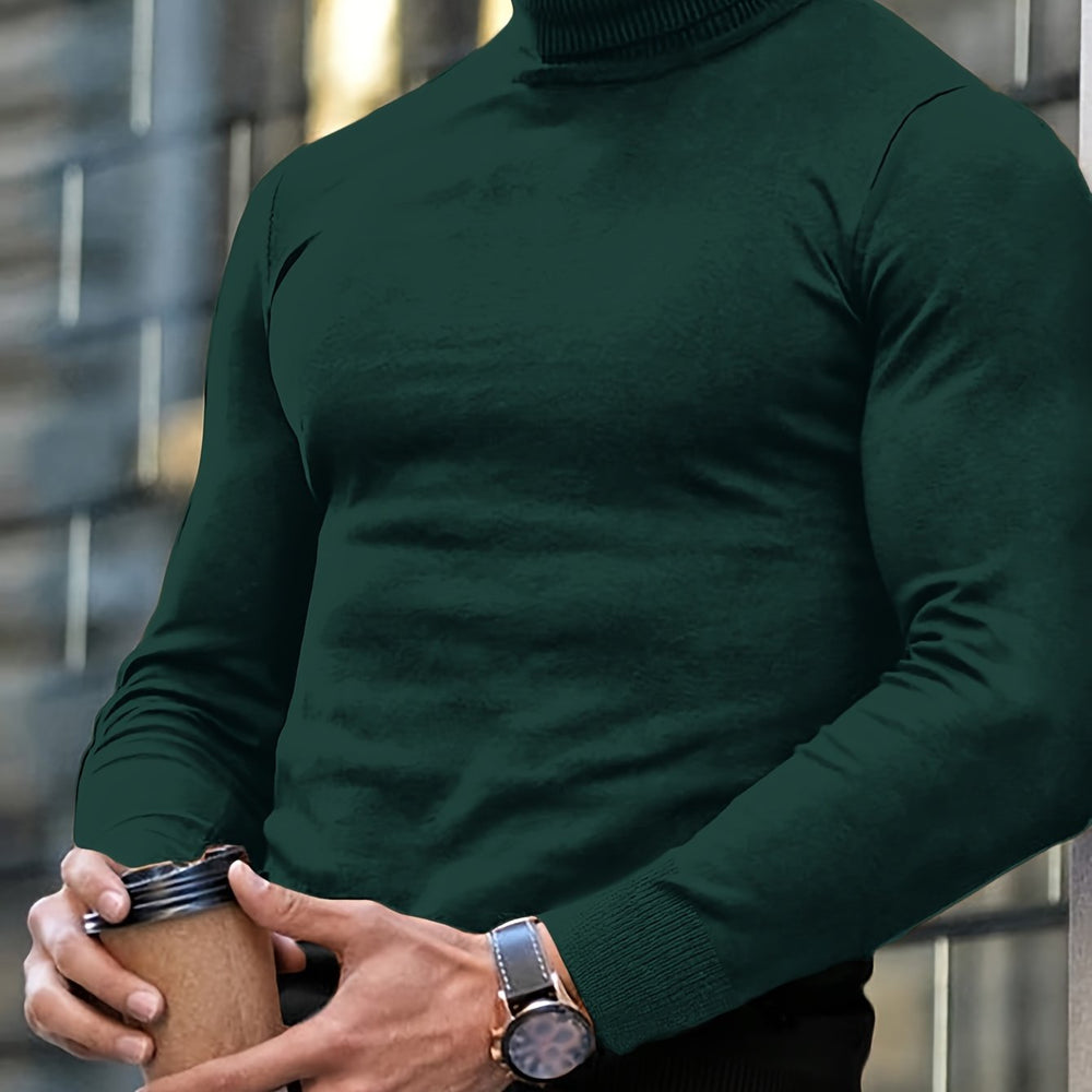 Mann trägt modischen schwarzen Slim Fit Rollkragenpullover. Ideal für elegante Winter-Layering-Outfits.
