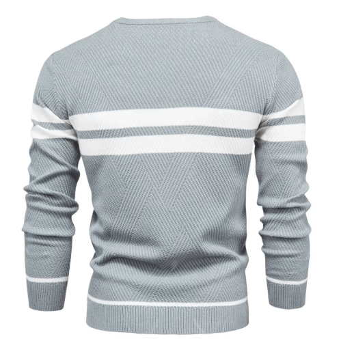 Detailaufnahme des hochwertigen Strickpullovers für Herren. Weiche Textur, warm & bequem für kalte Tage.
