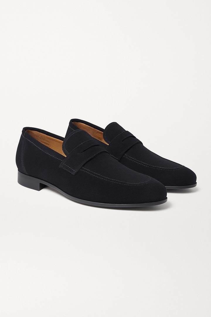 "Eleganter Herren Wildleder-Loafer in Braun, mit flacher Sohle und Penny-Detail, Seitenansicht für stilvolle Auftritte."