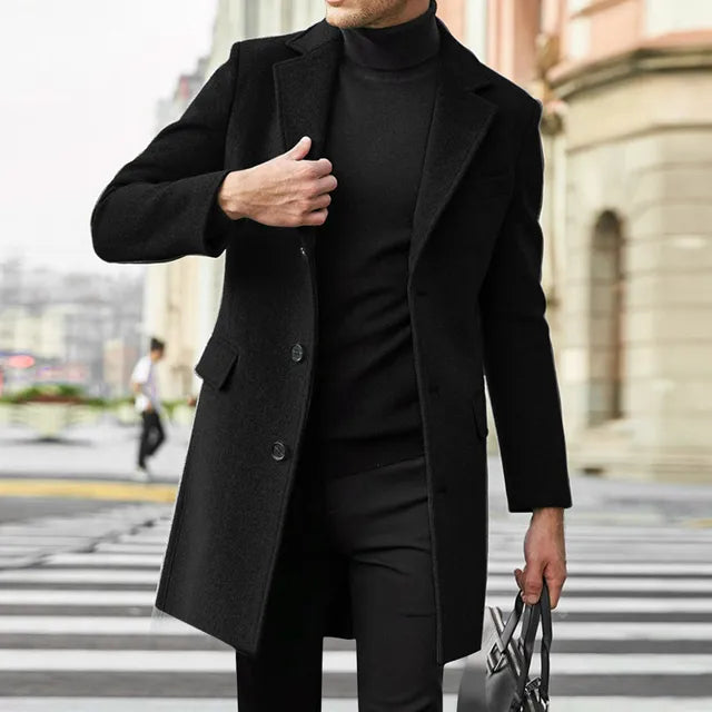 Herren Wintermantel im klassischen Design, getragen von Model; ideal für smarte Business- und Freizeit-Winteroutfits.