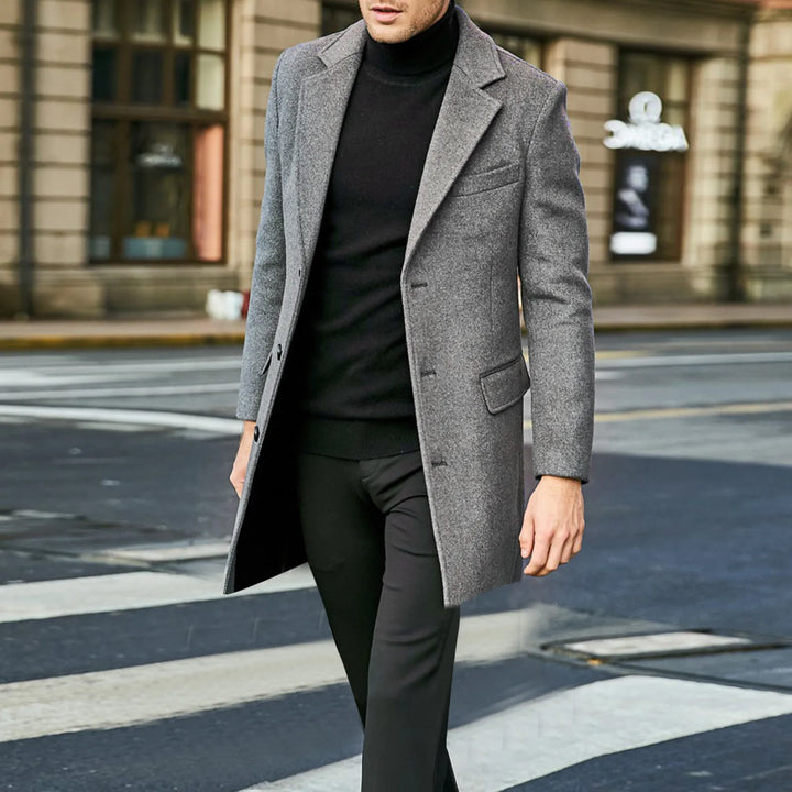 Warmer, eleganter Herren Wintermantel in dunkler Farbe. Perfekte Oberbekleidung für ein stilvolles Winter-Outfit.