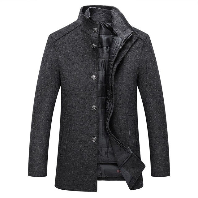 Klassischer Herren Winter Wollmantel 'Edith' mit Stehkragen und wärmendem Steppfutter, ideal für kalte Tage draußen.
