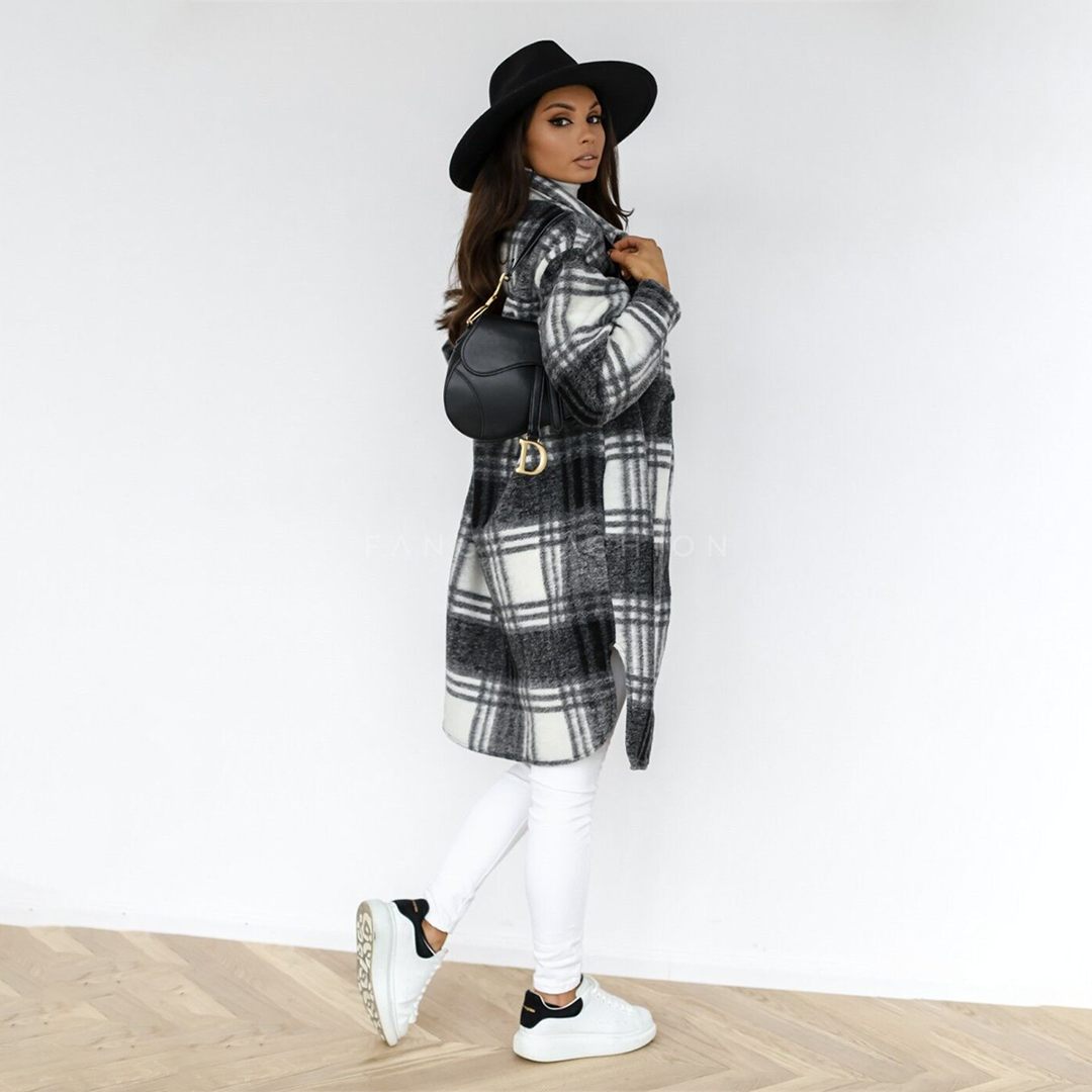 Eleganter karierter Damen Langmantel, stilvoll und warm für Herbst und Winter.