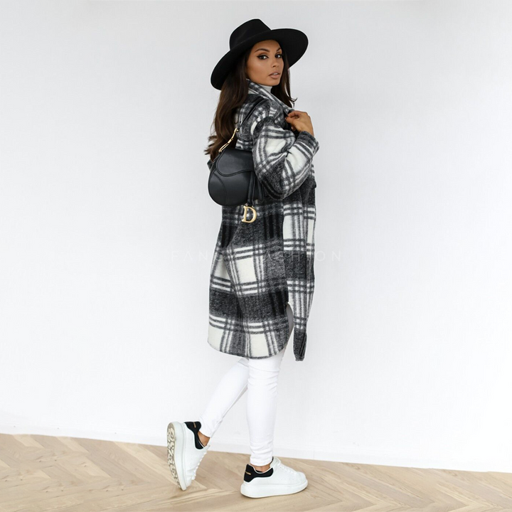 Eleganter karierter Damen Langmantel, stilvoll und warm für Herbst und Winter.