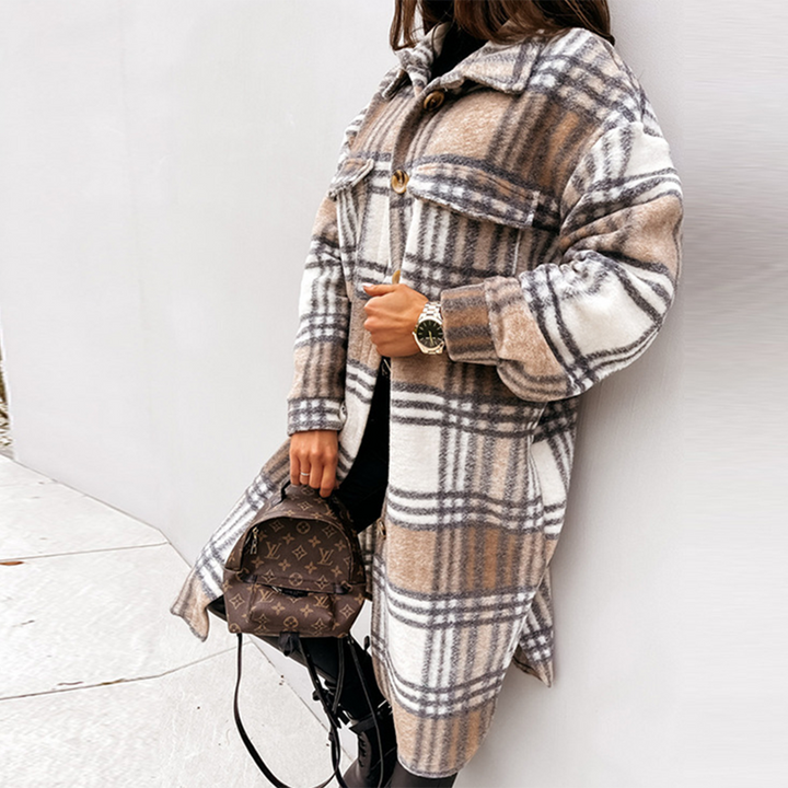 Langer Damenmantel mit modernem Karomuster, warm und ideal für eine elegante Winter-Garderobe.