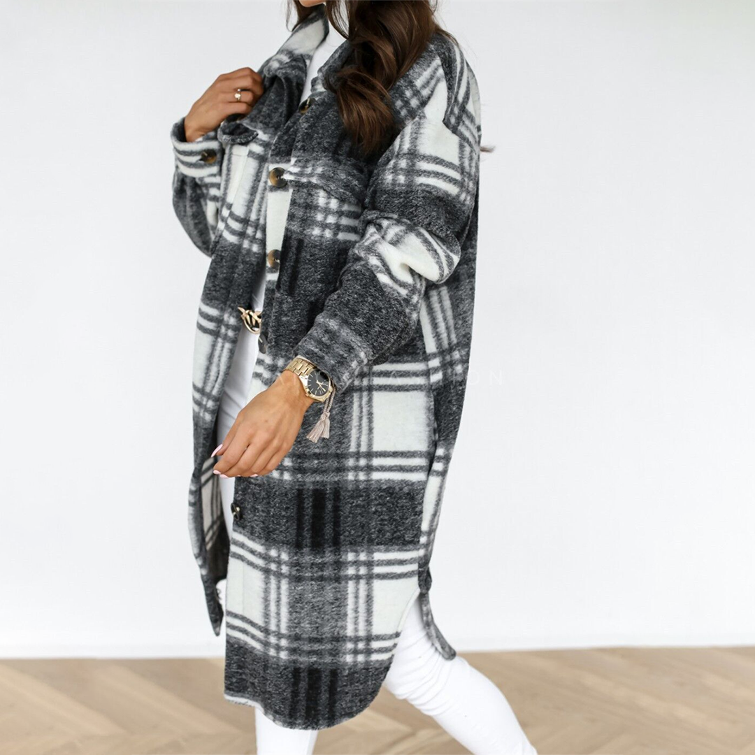 Stylischer Damen Karomantel im Outfit, langer Schnitt, perfekt für einen eleganten Herbst/Winter-Look.