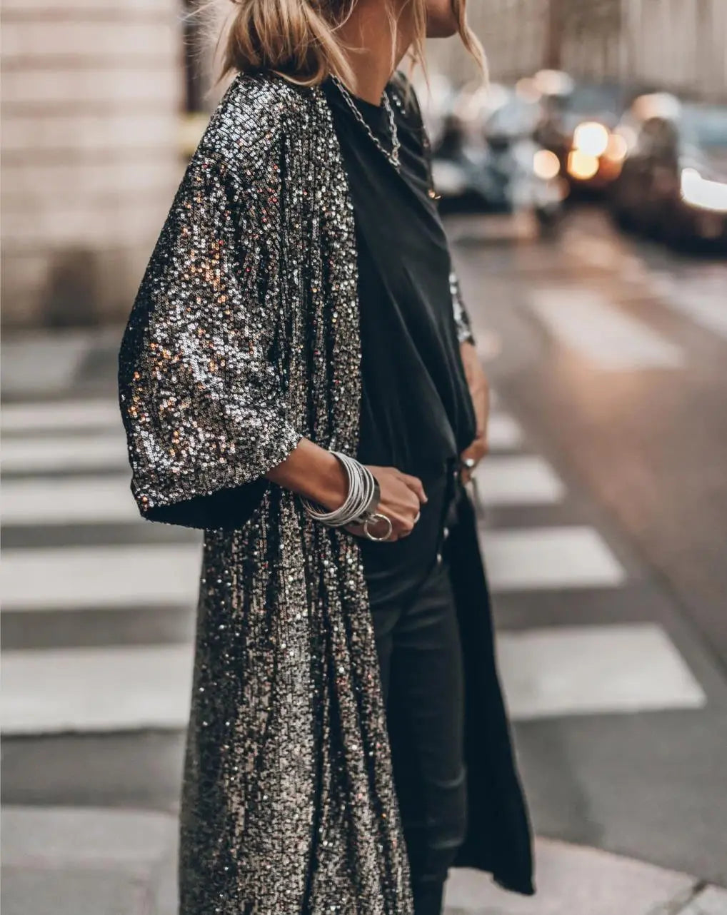 Eleganter langer Damen-Abendmantel für den Herbst mit Taillengürtel, perfekt für festliche Abendmode.