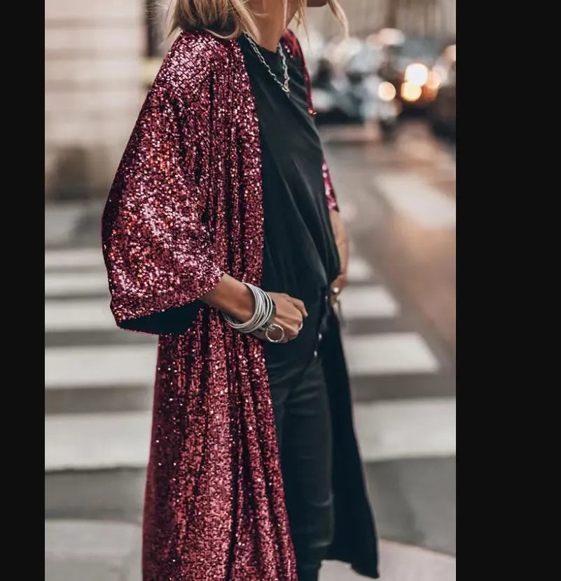Taillierter langer Damen-Abendmantel, der die Figur betont, mit stilvollem Gürtel & praktischen Taschen.