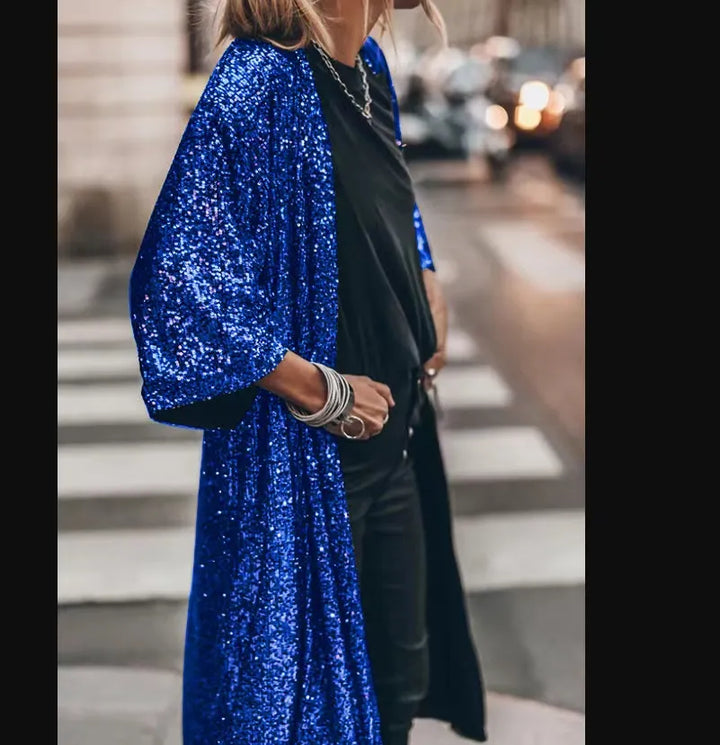 Herbstlicher Damen-Abendmantel, lang und elegant, mit Taillengürtel und modischem Schnitt. Abendmode.