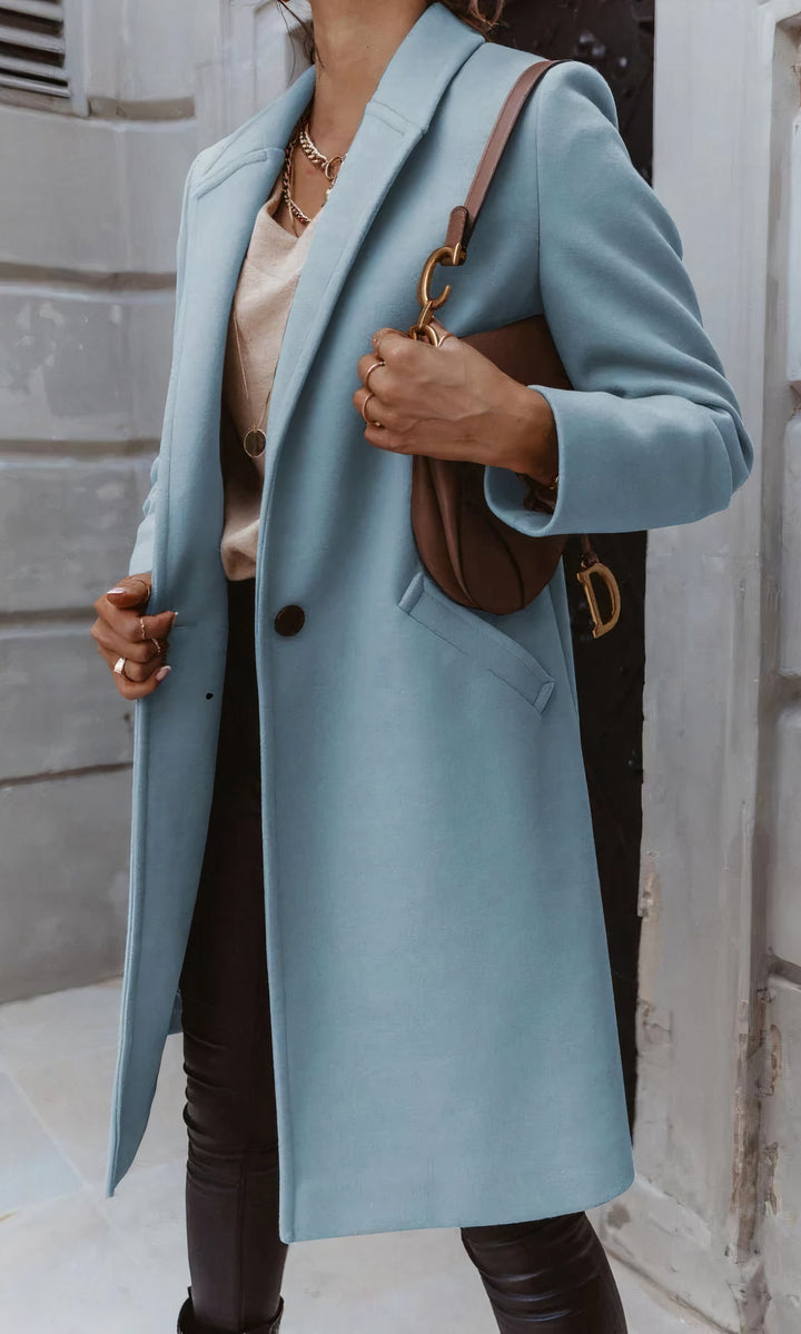 Taillierter Damen Langmantel für den Winter. Klassisches Design mit Knopfleiste, elegant für kühle Herbsttage & Damenmode.