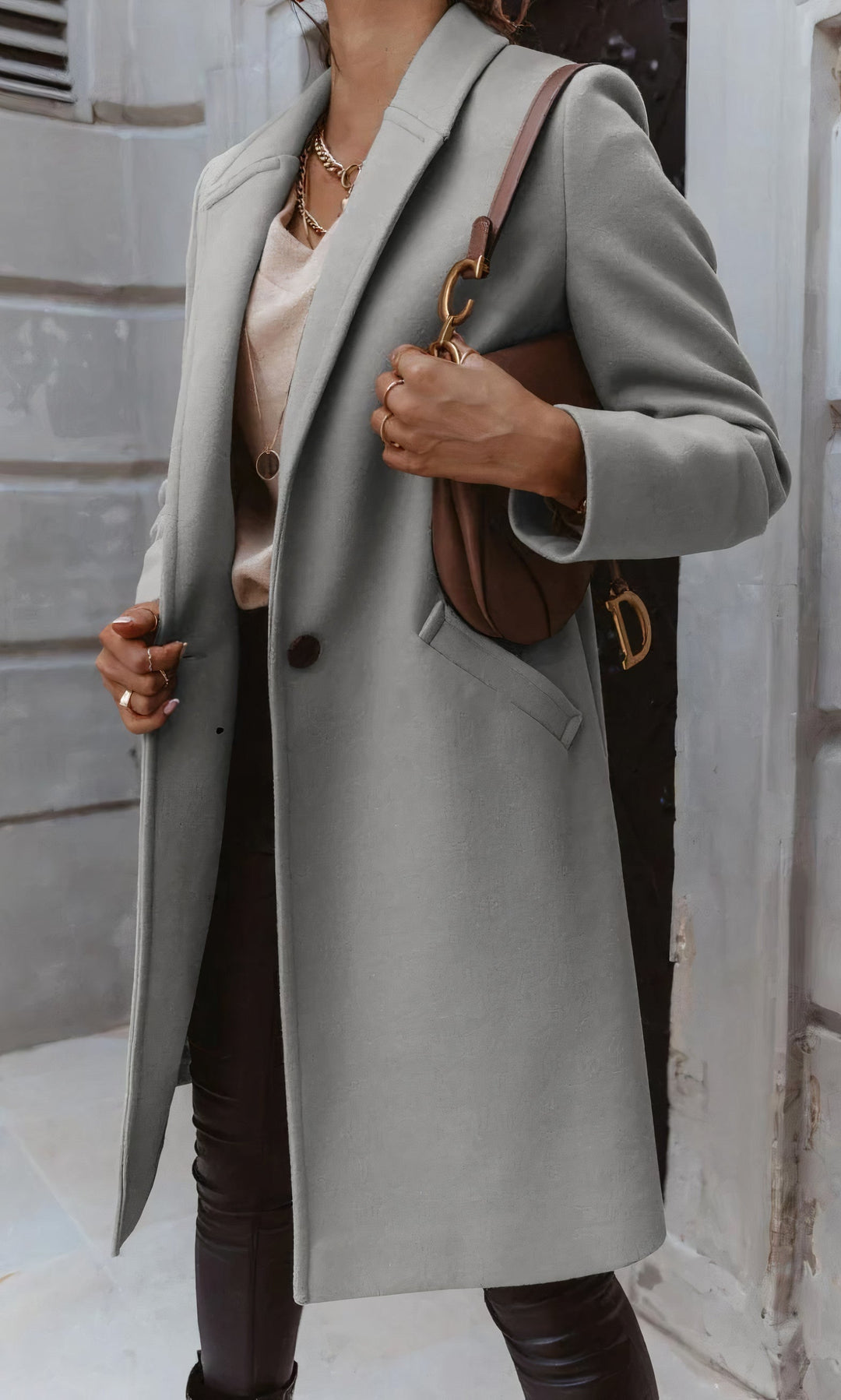 Seitliche Ansicht eines eleganten langen Damen Wintermantels. Taillierte Silhouette für stilvolle Herbst-Outfits.