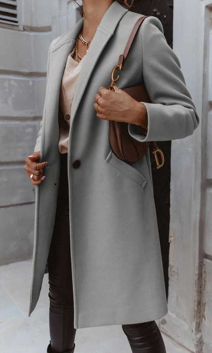 Seitliche Ansicht eines eleganten langen Damen Wintermantels. Taillierte Silhouette für stilvolle Herbst-Outfits.