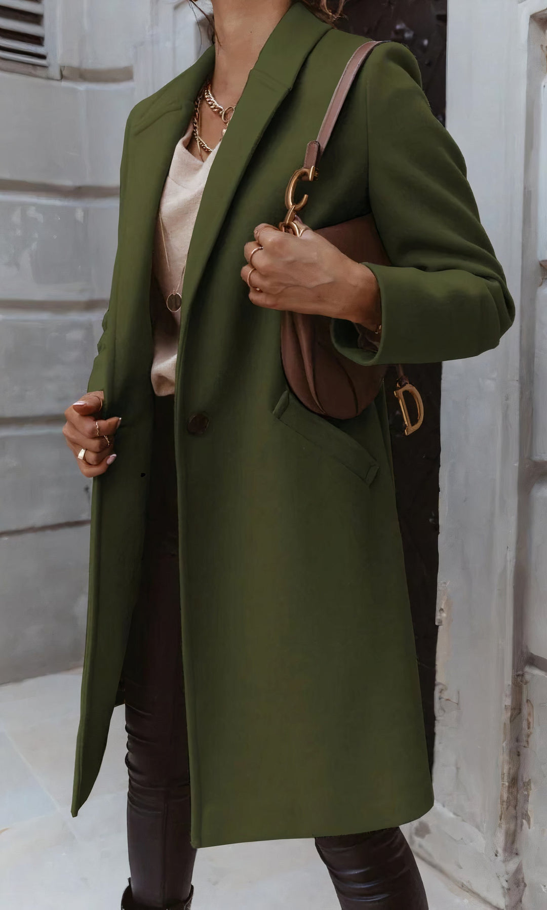 Detailaufnahme: Knopfleiste am taillierten langen Damen Wintermantel. Edle Oberbekleidung für Herbst- & Winterlooks.
