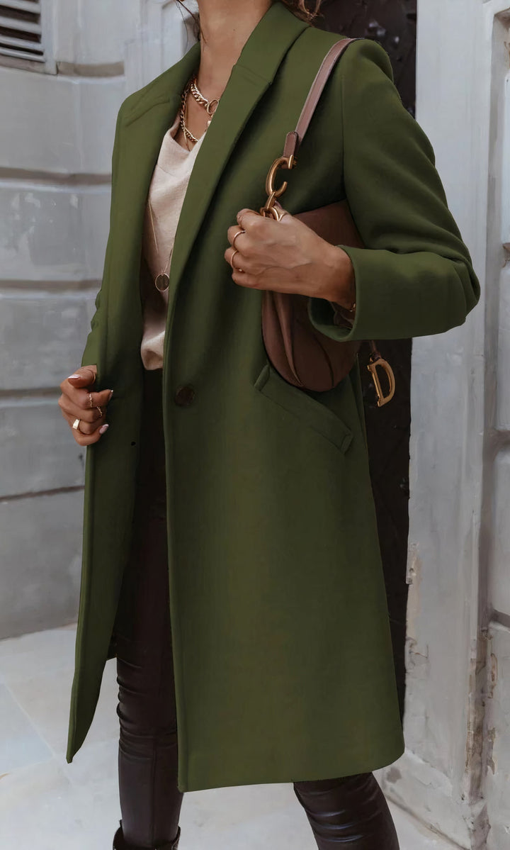 Detailaufnahme: Knopfleiste am taillierten langen Damen Wintermantel. Edle Oberbekleidung für Herbst- & Winterlooks.