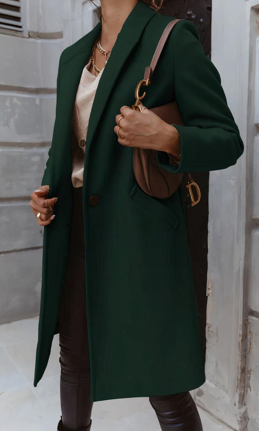 Model präsentiert eleganten langen Damen Wintermantel mit taillierter Passform. Ideal für schicke Wintermode.