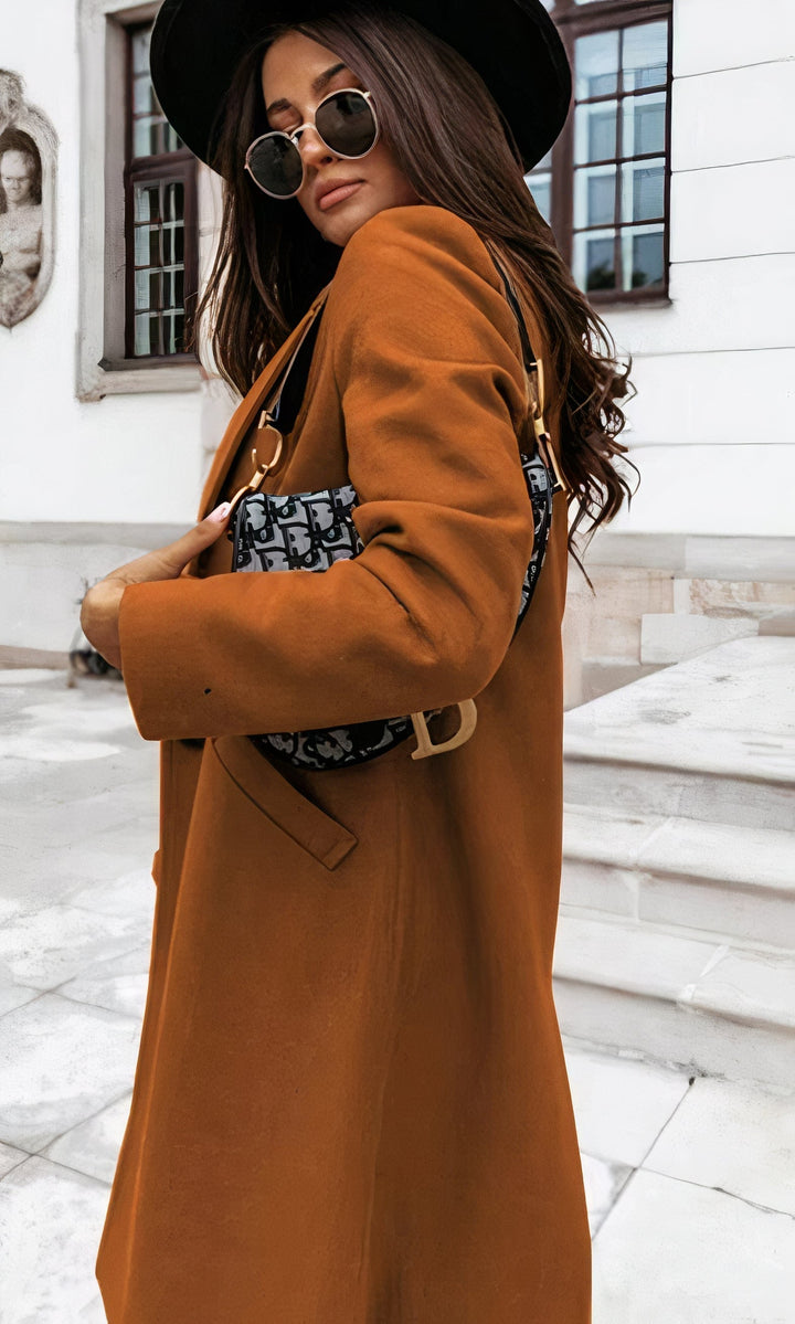 Hochwertiger langer Damen Wintermantel mit elegantem, tailliertem Schnitt. Komfortable Oberbekleidung für den Herbst.