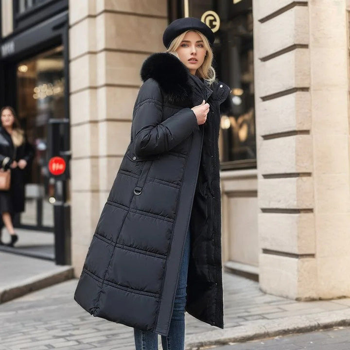 Stilvoller langer Wintermantel für Damen, schützt vor Kälte, perfekt für winterliche Mode.