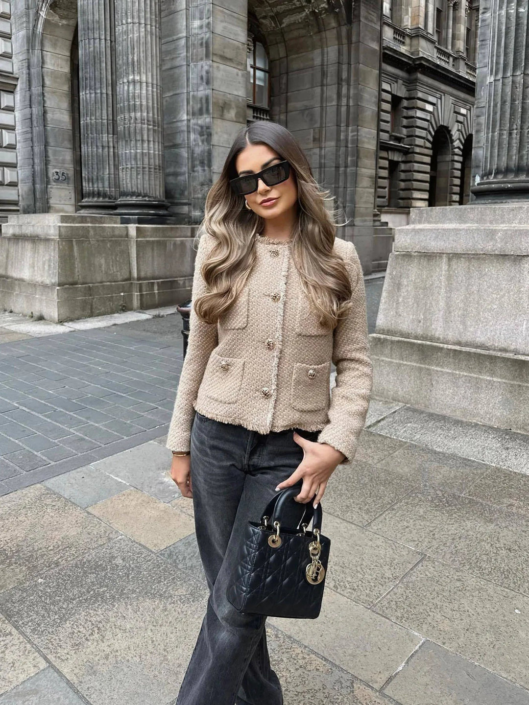 "Eleganter Melinda Tweed-Blazer für Damen mit klassischem Design, Tweed-Textur und tailliertem Schnitt, frontale Ansicht."