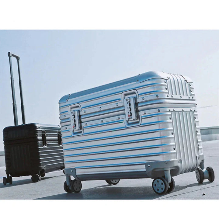 Eine Person zieht einen stilvollen Monaco Aluminiumkoffer durch einen Flughafen, symbolisiert leichtes Reisegepäck.