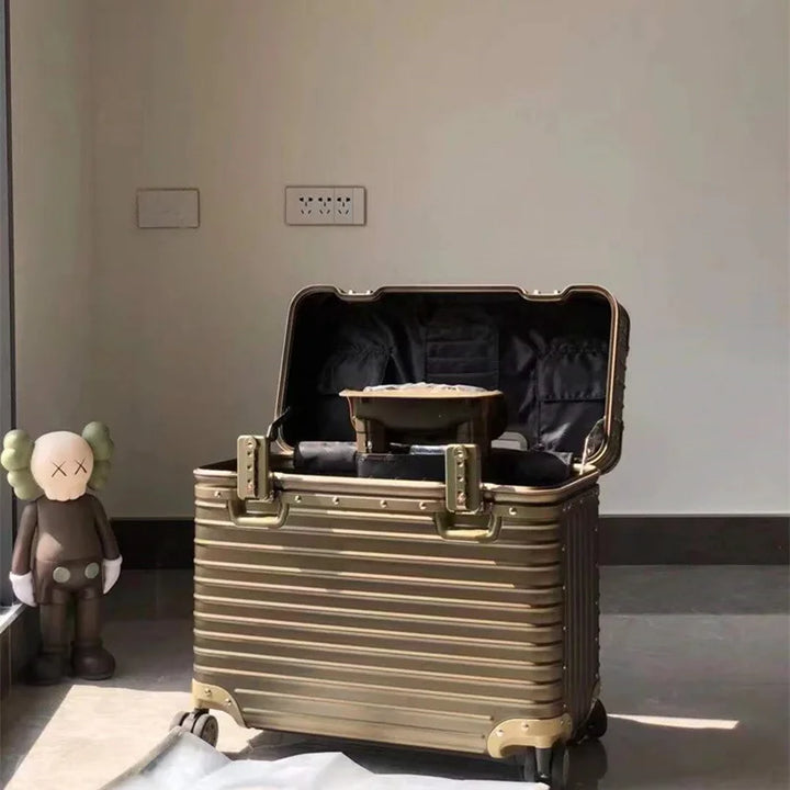 Geräumiger Monaco Check-in Reisekoffer aus Aluminium-Magnesium für längere Reisen und mehr Gepäck.
