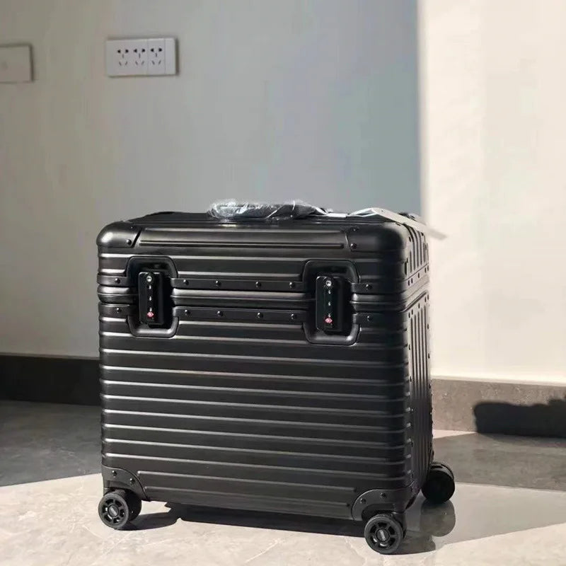 Moderner Monaco Aluminiumkoffer in einer luxuriösen Hotellobby, bereit für die nächste Reise. Perfektes Reisegepäck.