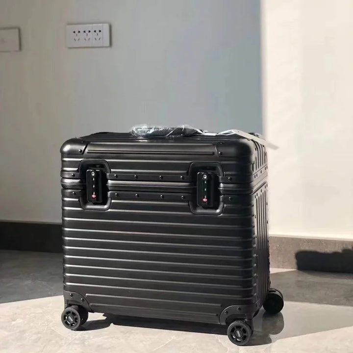 Moderner Monaco Aluminiumkoffer in einer luxuriösen Hotellobby, bereit für die nächste Reise. Perfektes Reisegepäck.
