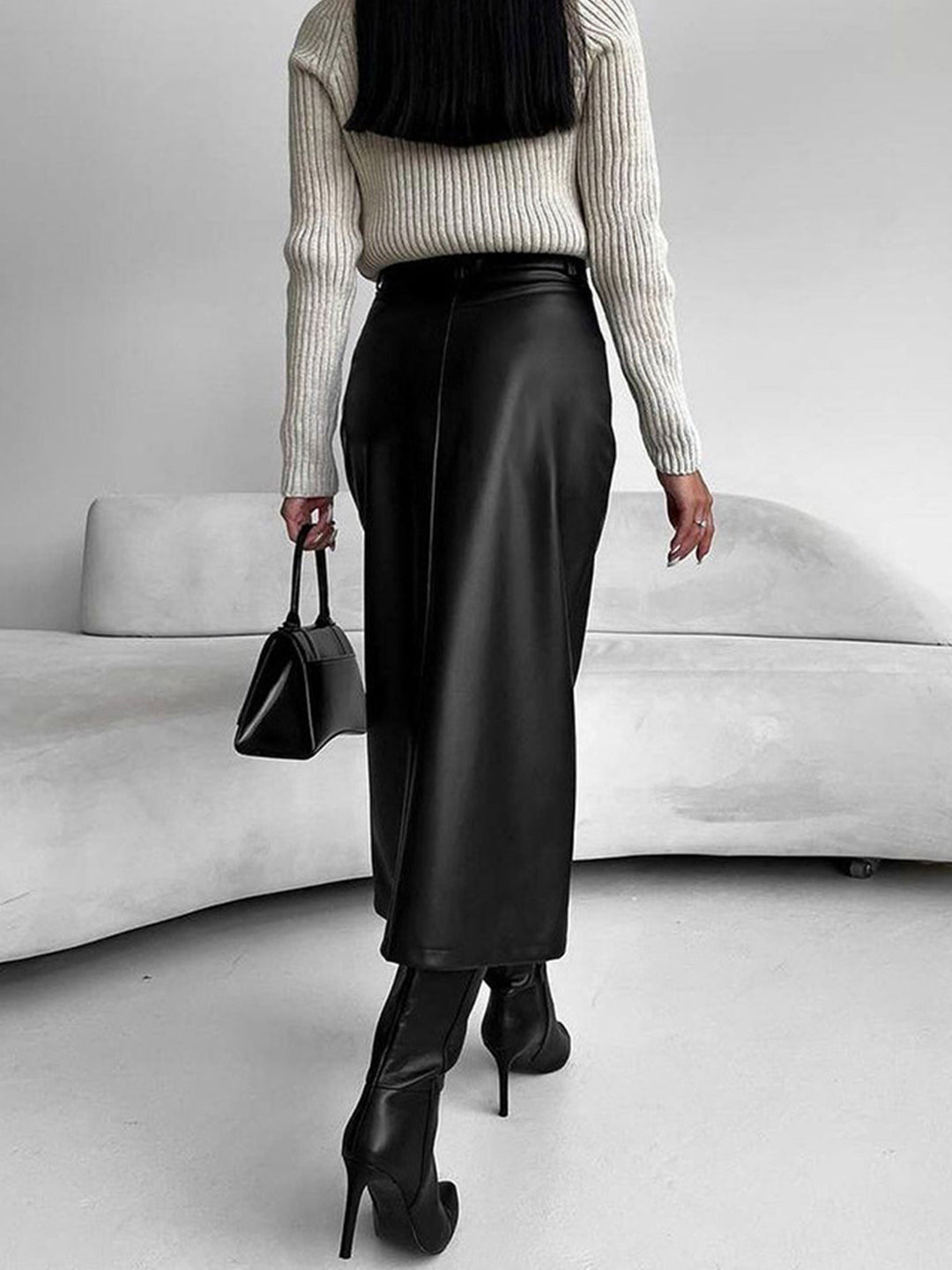 Moderner Frühlings Midi-Rock in Schwarz mit elegantem Schlitz. Vielseitiger Damenrock für Büro-Outfits und Freizeit.