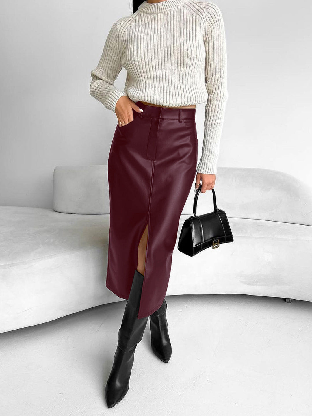 Schwarzer eleganter Midi-Rock für Frauen mit stilvollem Schlitz. Ideal als Frühlingsrock, vielseitiger Rock für jede Gelegenheit.