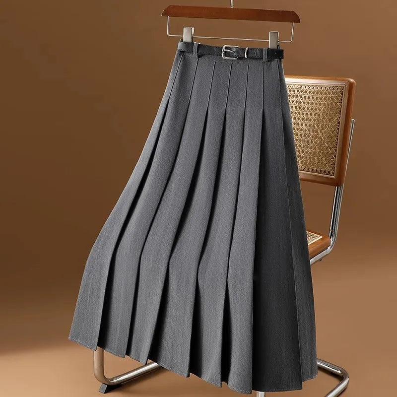 Taillierter grauer Damen Plisseerock mit stilvollem Gürtel, ideal für Frühling und elegante Looks.