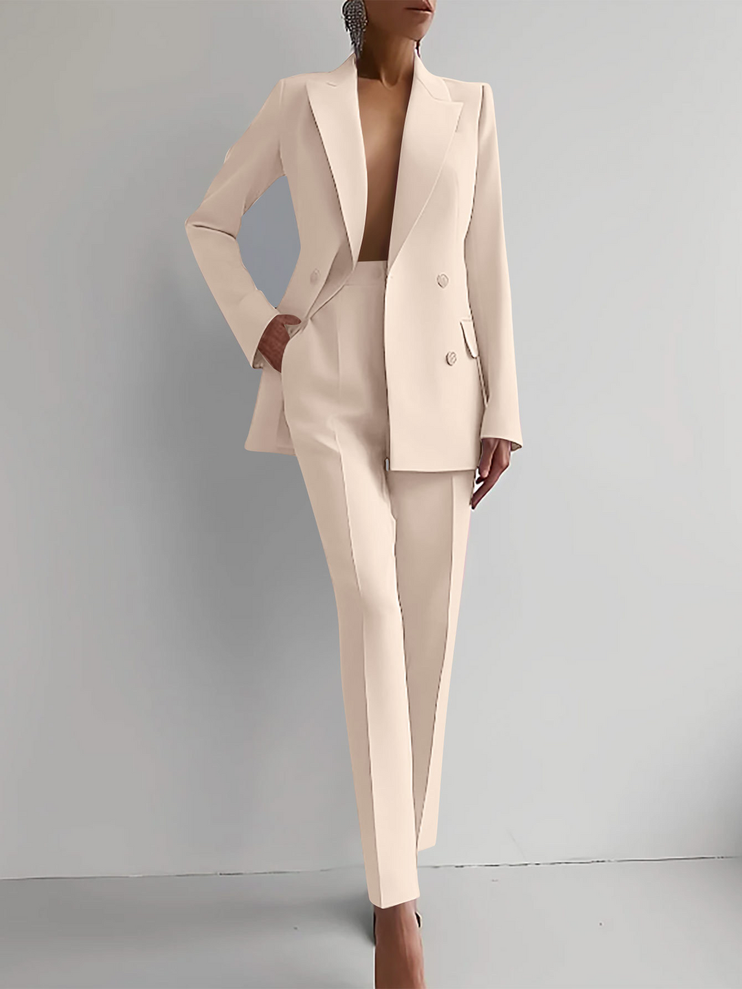 Eleganter, taillierter Damen Business Anzug (Blazer & Hose) in klassischer Farbe für professionelle Auftritte.