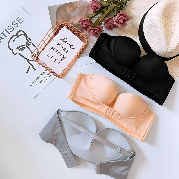 Eleganter trägerloser Push-up-BH mit Spitzenüberzug, ideal für unsichtbaren Halt unter schulterfreien Kleidern.