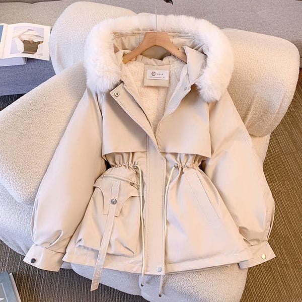Eleganter, warmer Damen-Wintermantel in luxuriösem Stil für festliche Anlässe und kalte Tage.