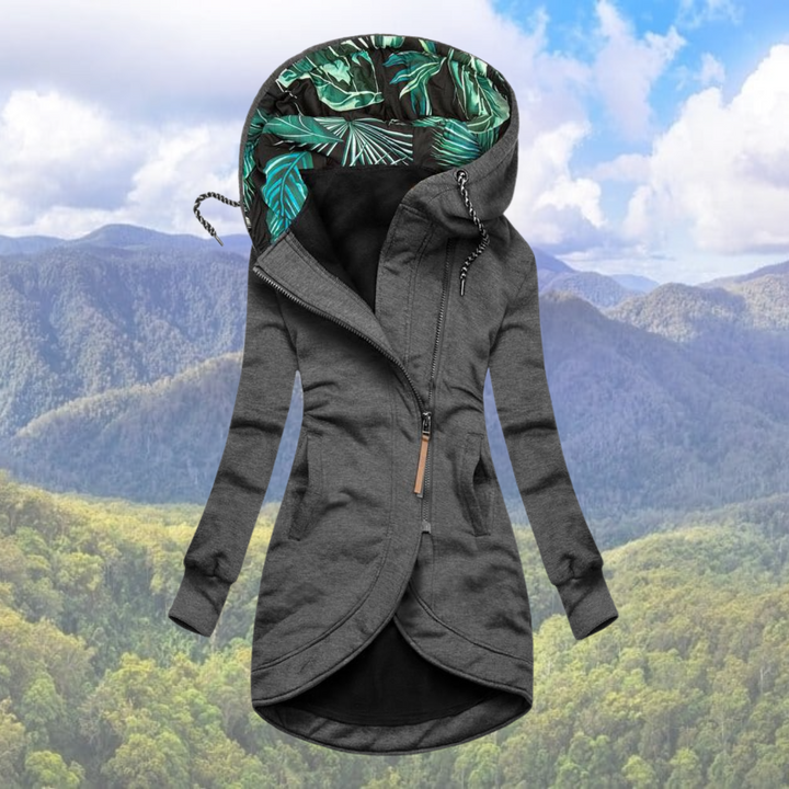 Model trägt eleganten schwarzen Damen Wintermantel mit Kapuze. Stylische, warme Winterjacke für Damen Wintermode.