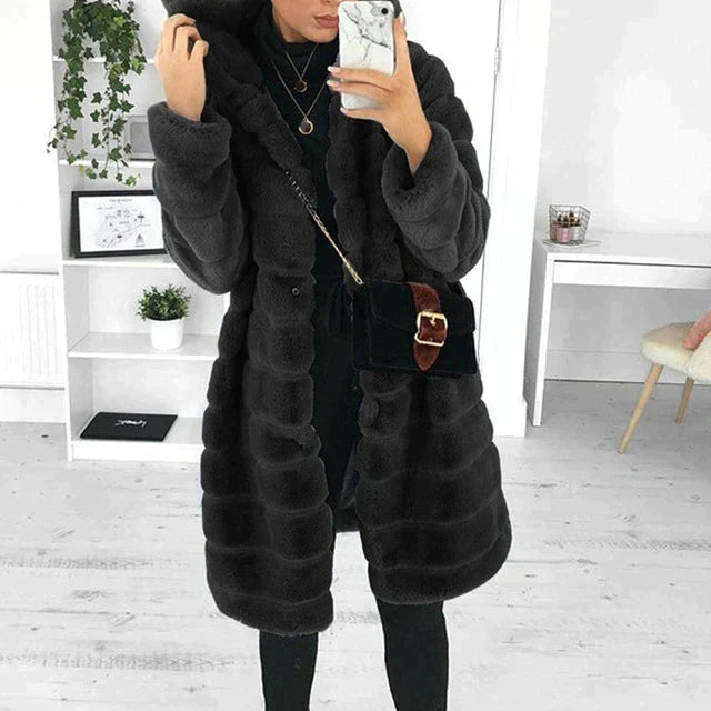 Flauschiger, modischer Damen Wintermantel, knielang, als warme Winterjacke perfekt für die Winterkollektion.