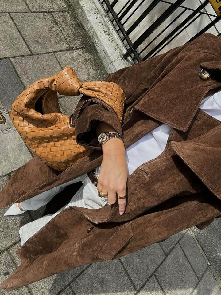 "Eleganter Wildleder-Trenchcoat für Damen mit klassischer Silhouette und luxuriösem Stoff, ideal für jede Saison."