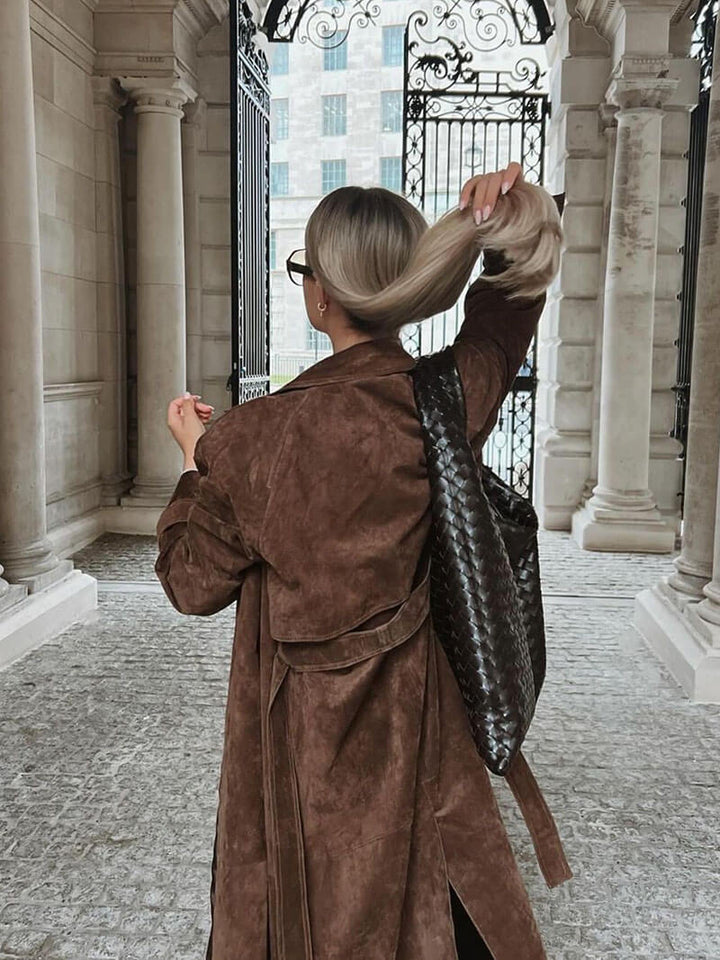 "Eleganter Wildleder-Trenchcoat für Damen mit klassischer Silhouette und luxuriösem Stoff, ideal für jede Saison."