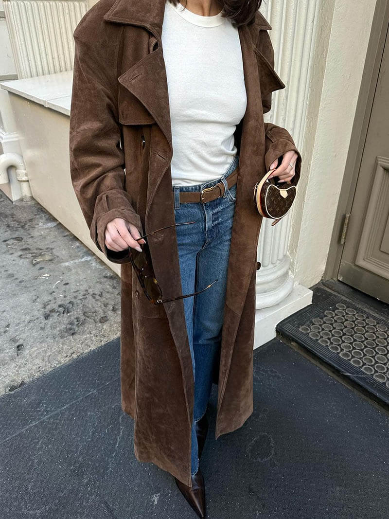 "Eleganter Wildleder-Trenchcoat für Damen mit klassischer Silhouette und luxuriösem Stoff, ideal für jede Saison."