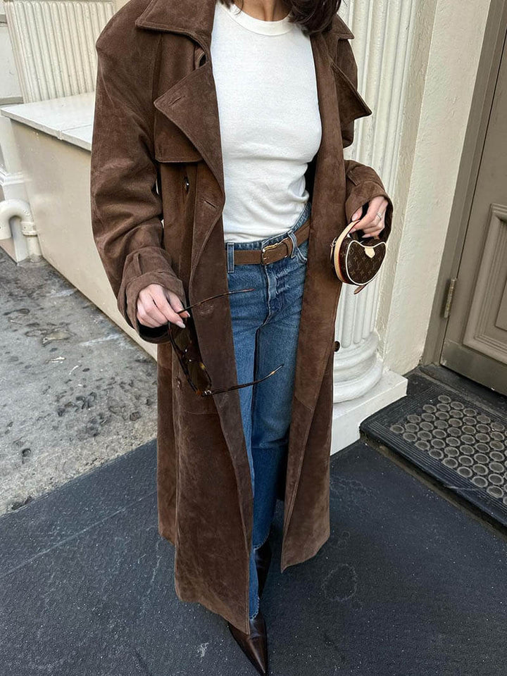 "Eleganter Wildleder-Trenchcoat für Damen mit klassischer Silhouette und luxuriösem Stoff, ideal für jede Saison."