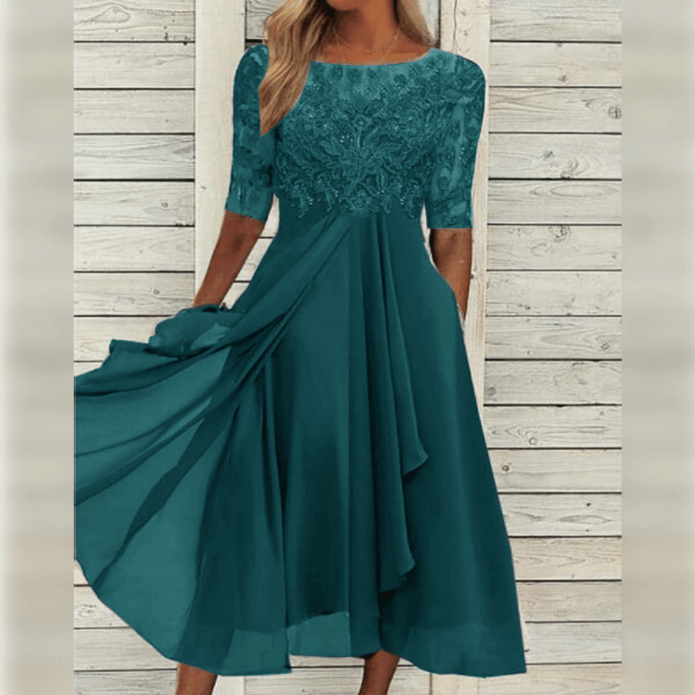 Elegantes Baumwoll-Maxikleid, schicke Silhouette, fließender Stoff, ideal für besondere Anlässe und elegante Auftritte.