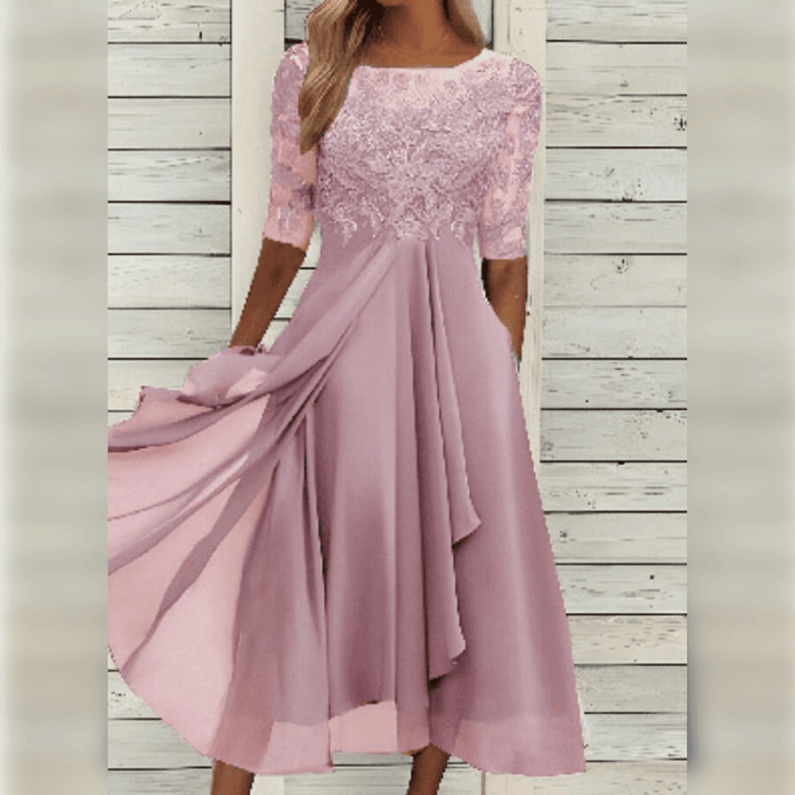 Elegantes Baumwoll-Maxikleid, schicke Silhouette, fließender Stoff, ideal für besondere Anlässe und elegante Auftritte.