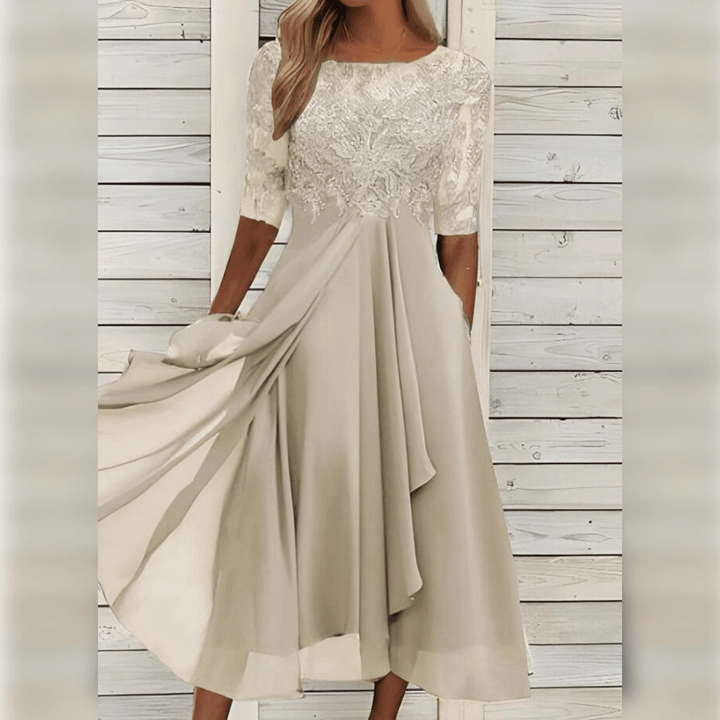 Elegantes Baumwoll-Maxikleid, schicke Silhouette, fließender Stoff, ideal für besondere Anlässe und elegante Auftritte.