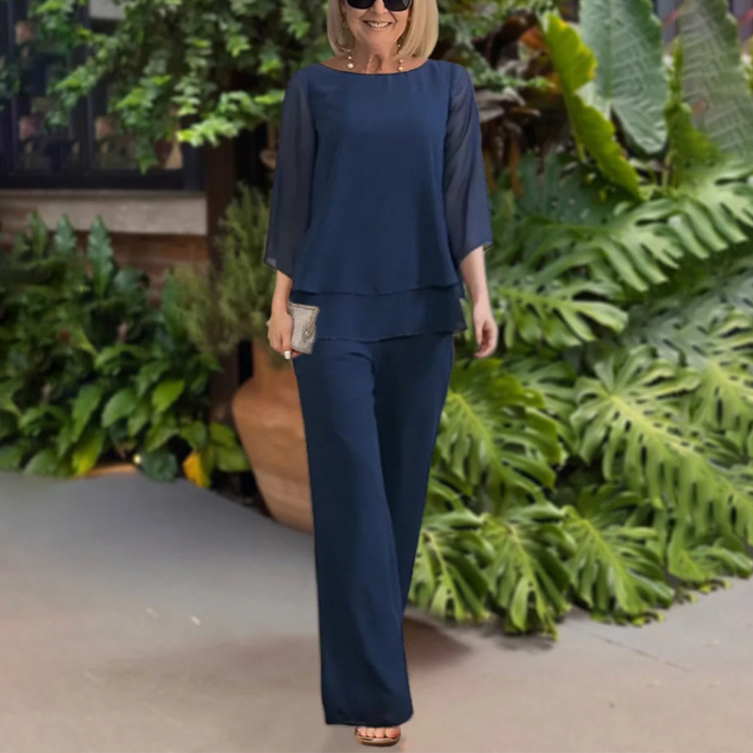 Elegantes blaues Damen Sommer Hosen-Set, Zweiteiler für stilvolle Freizeitmode. Komfortables Sommeroutfit.