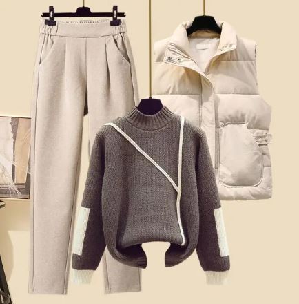 Gemütliches Damen Kombiset mit Hose, warmer Weste & Strickpullover. Perfekt für Herbst, Winter & stilvollen Komfort.