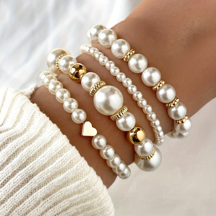 Elegantes Damen 4er-Set Kunstperlen-Armbänder in Goldweiß; zeitloser Modeschmuck für Frauen.