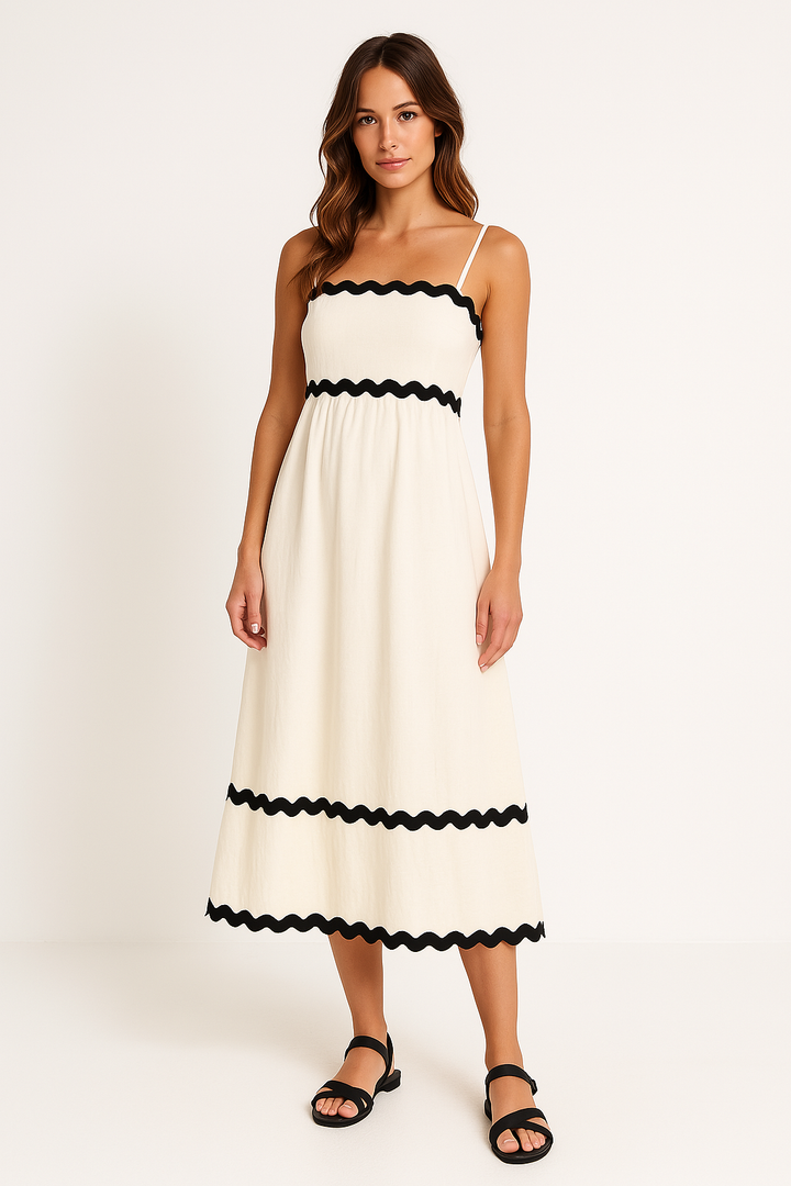 Feminines weißes A-Linien-Maxikleid Selina mit feinen Spaghettiträgern, ideal als leichtes Sommer- oder Urlaubskleid.