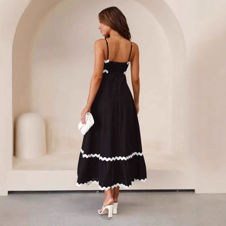 Weißes Sommer-Maxikleid Selina in A-Linie. Feminines Freizeitkleid mit dünnen Spaghettiträgern für entspannte Tage.
